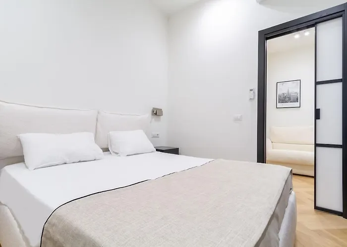 Boutique Flat Steps From Duomo Daire *